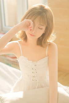女子当众撩衣给男友喂NAI